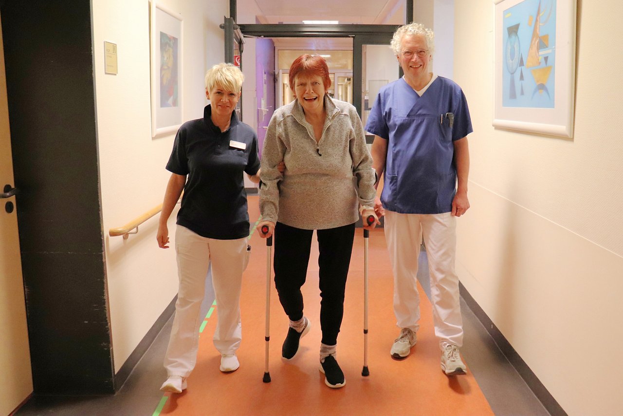 Physiotherapeutin, Patientin und Arzt - beidseitige Hüft-TEP