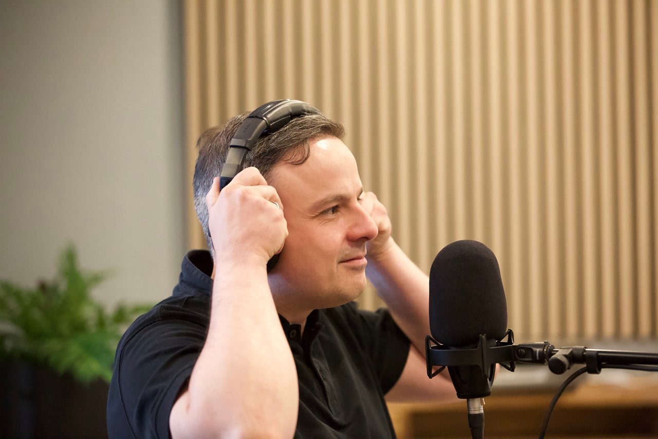Podcast Bittefreimachen Arzt Wirbelsäulenchirurgie am Mikfrofon