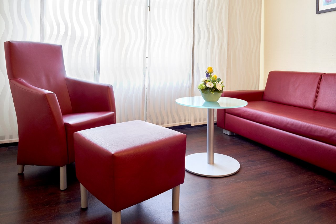 Sessel mit Hocker, Tisch und Couch der Privatklinik 
