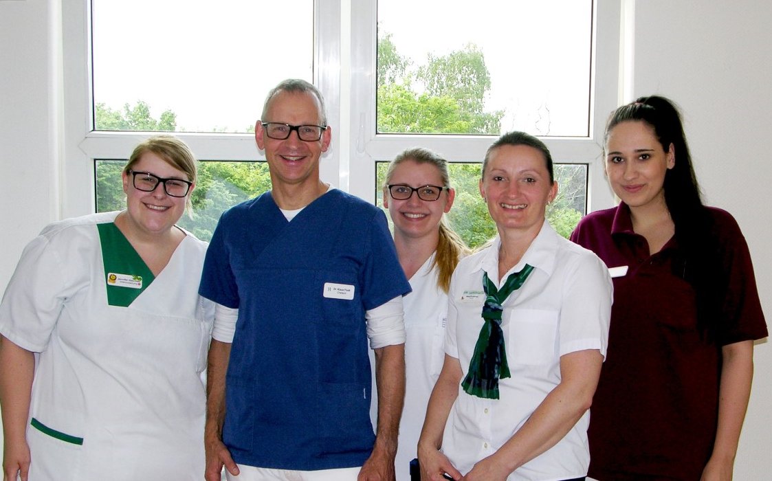 Teamfoto mit Pflege, Ärzten und Service von Station Maria