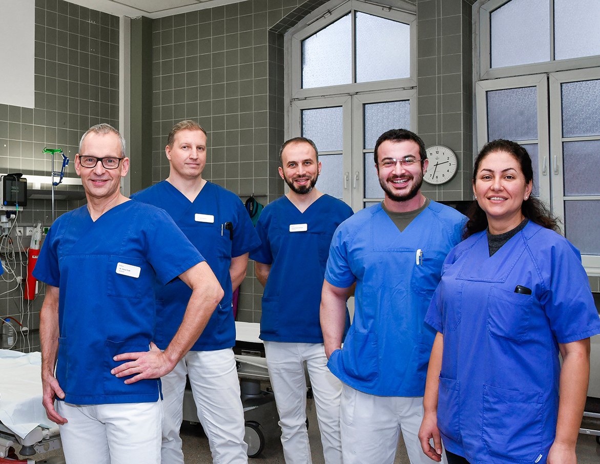 Gruppenfoto des Teams der Unfallchirurgie steht zusammen im Schockraum