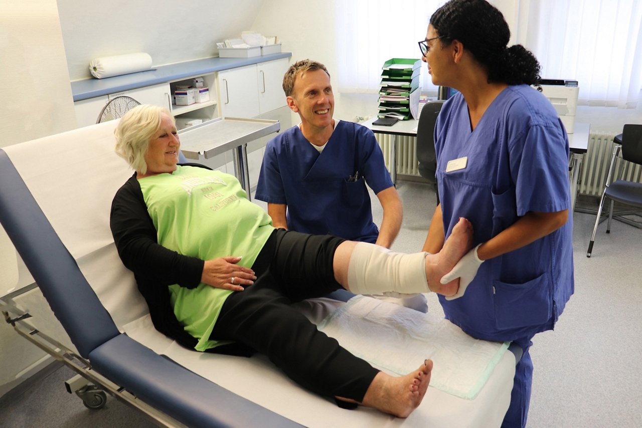 Patientin wird in Wundsprechstunde von MFA und Arzt untersucht