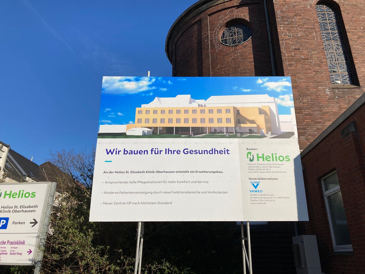 Bauschild Wir bauen für Ihre Gesundheit für Erweiterungsbau