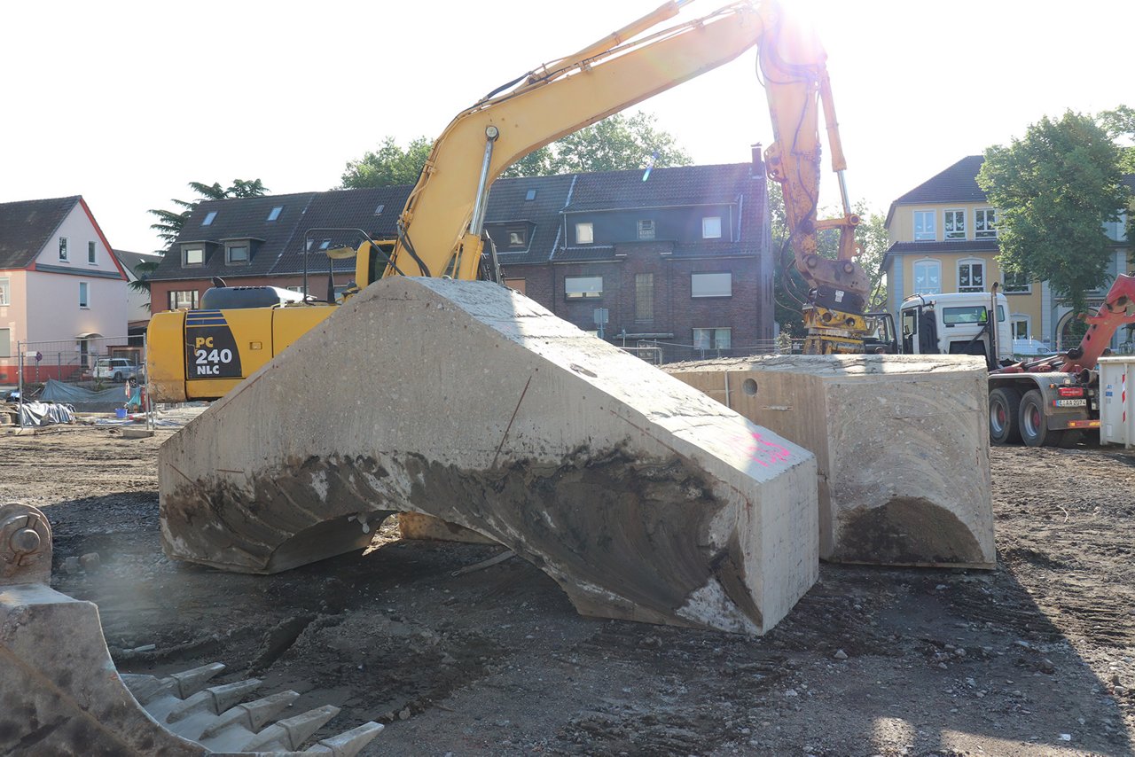 Stand der Baustelle im Mai 2022 Erweiterungsbau mit Element der Bunkerdecke und Bagger