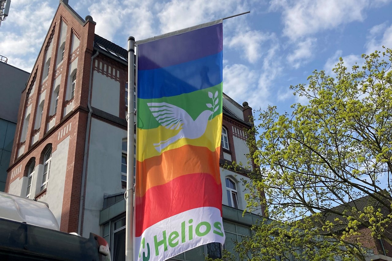 Helios Oberhausen Gebäude Fahne mit Friedenstaube