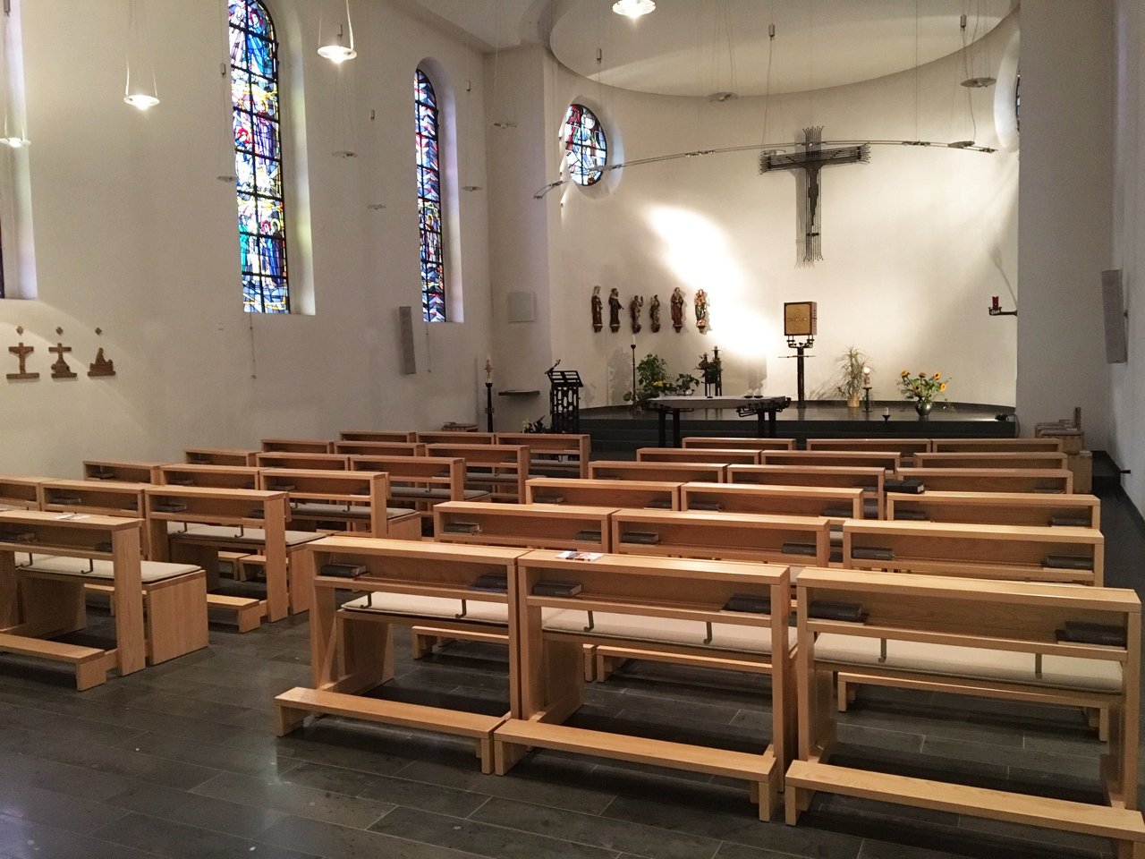 Kapelle mit Bänken, Kreuz, kunstvollen Glasfenstern