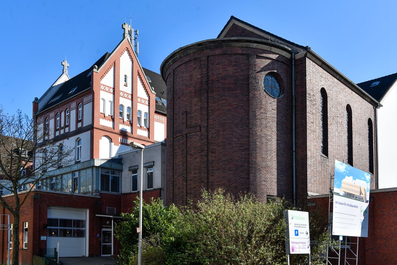 Außenansicht des Klinikgebäudes von der Seite mit Kapelle