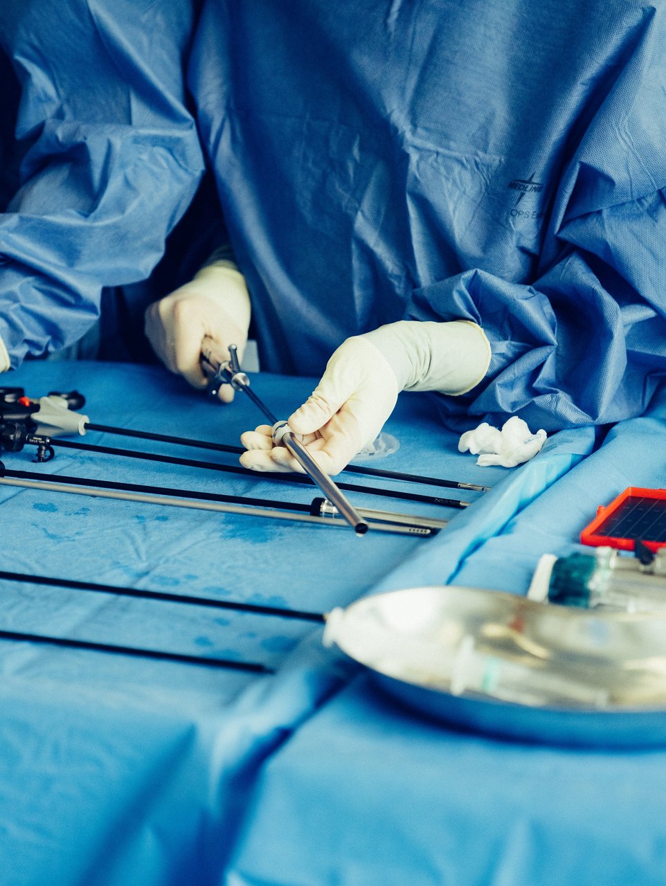Chirurgische Instrumente auf dem OP-Beistelltisch
