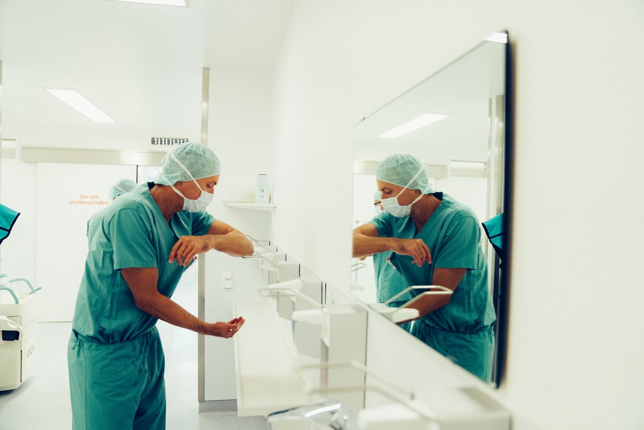 Desinfektion der Hände zur Vorbereitung auf die Operation