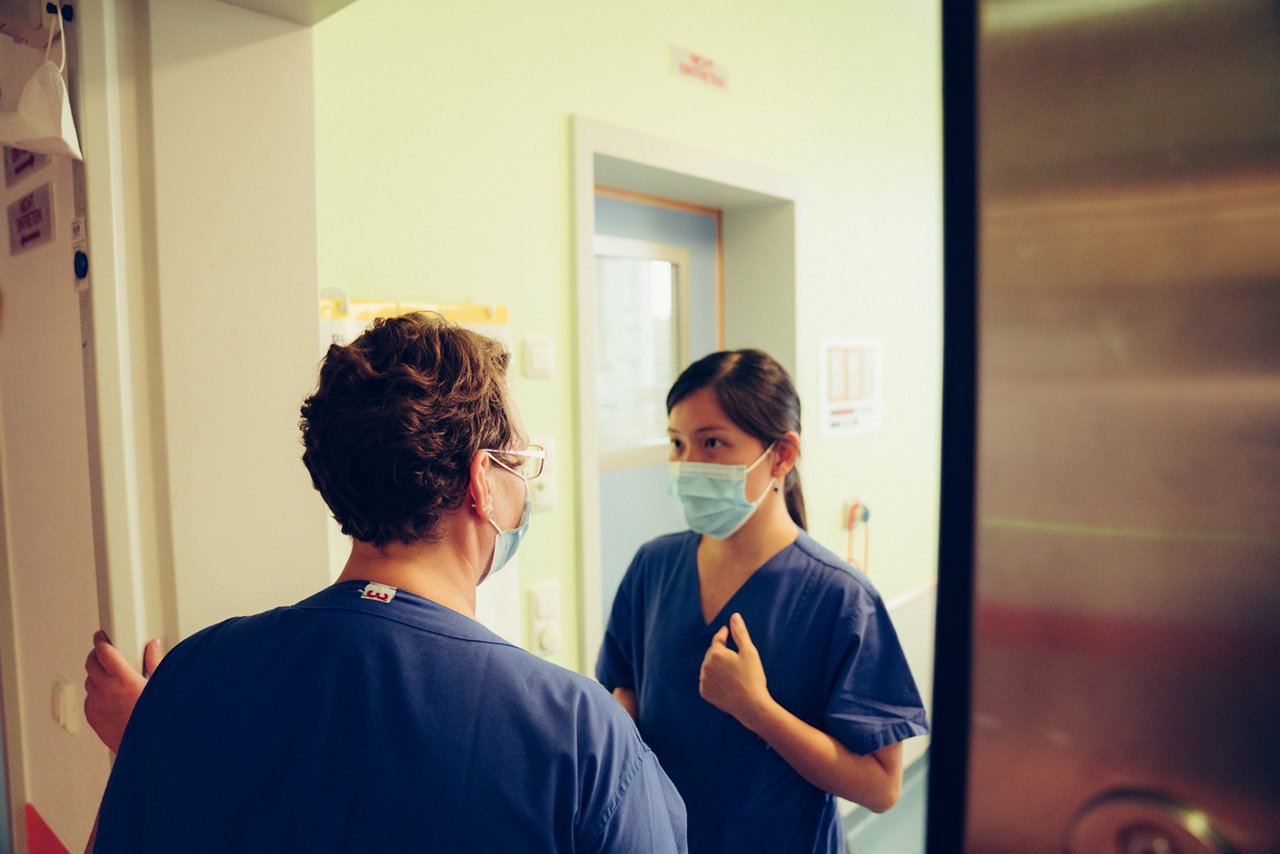 Zwei Krankenschwester unterhalten sich an der Tür zum Operationssaal