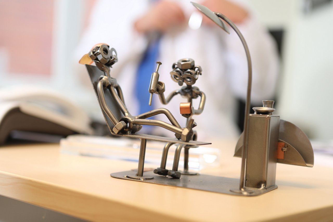 kleine Skulptur auf dem Tisch stehend