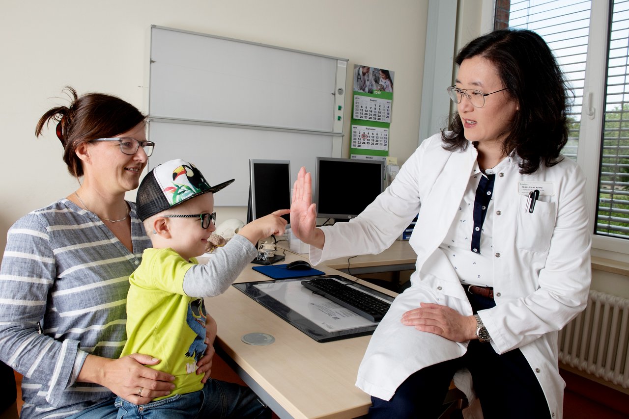 Der kleine William mit seiner Mutter und der Ärztin