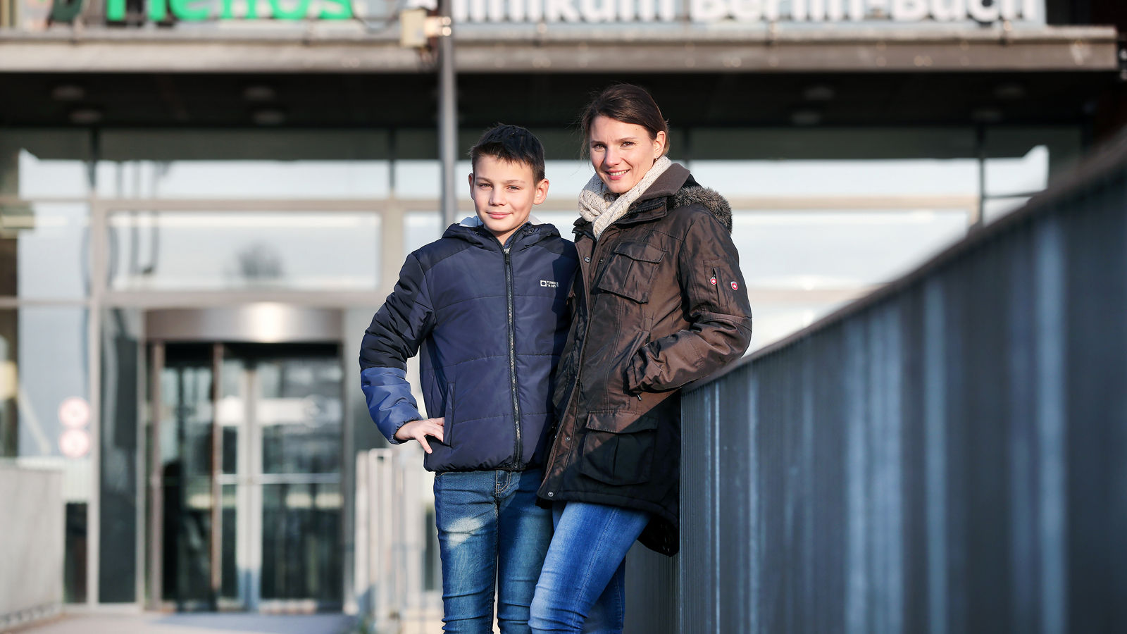 Johann und seine Mutter vor dem Helios Klinikum Berlin-Buch