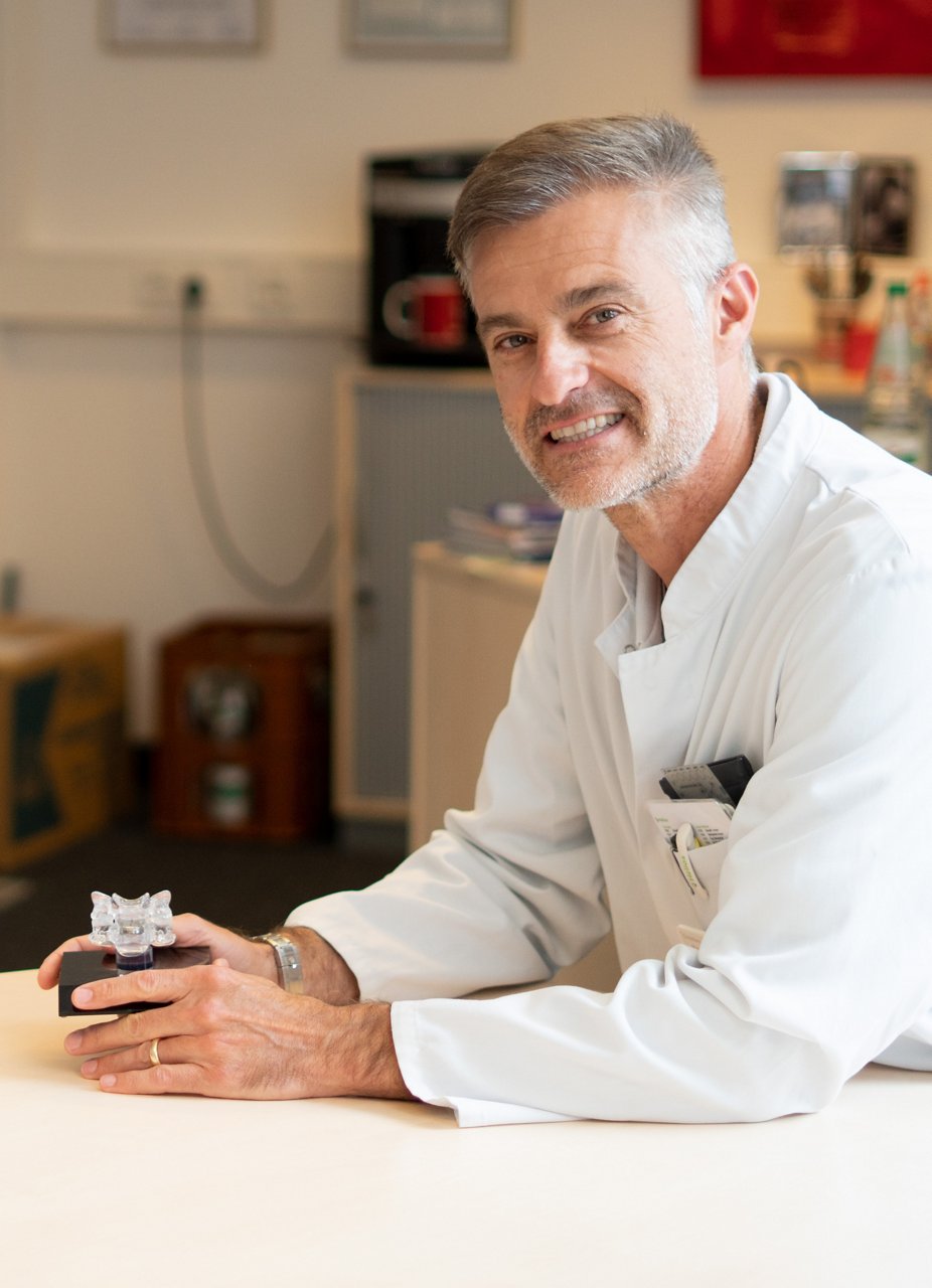 Prof. Dr. Kröber, Chefarzt der Klinik für Orthopädie, Unfall- und Wirbelsäulenchirurgie