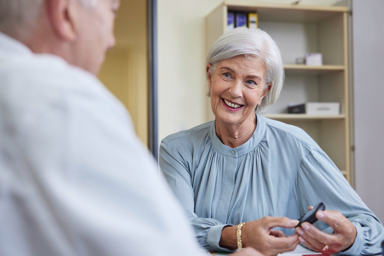 Patientin und Arzt bei der Diabetes Beratung und Ernährungsberatung