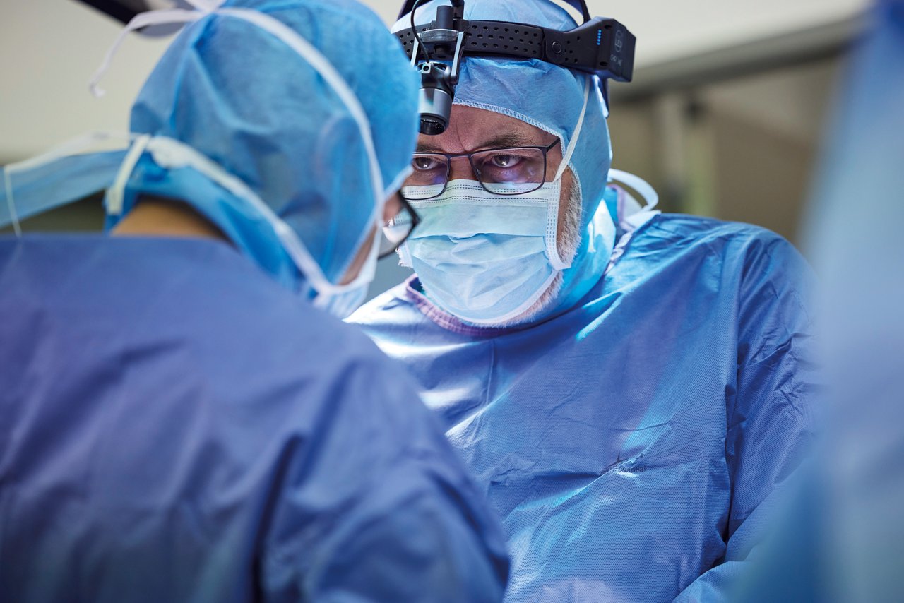 Ärzte in OP-KLeidung während einer Operation