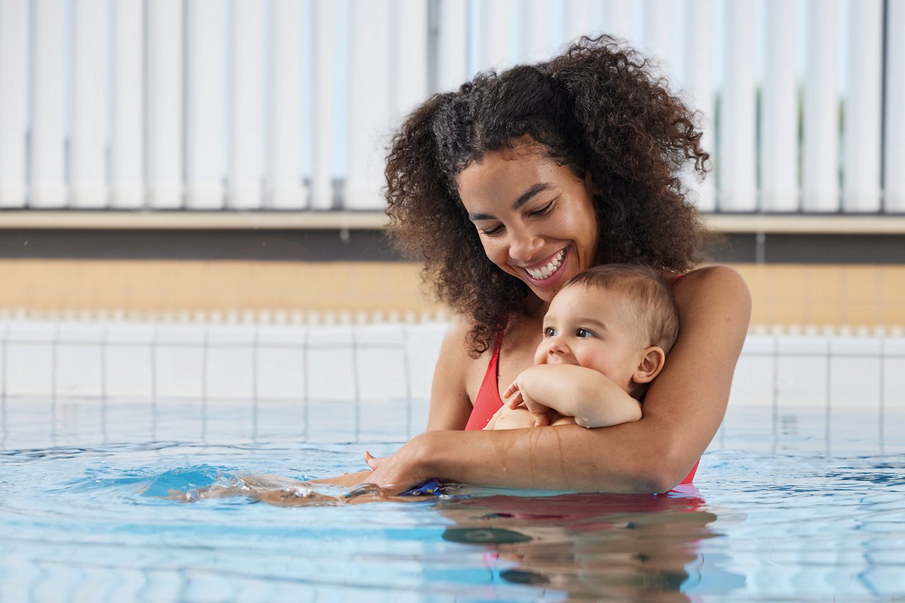 Mutter mit Baby im Wasser 