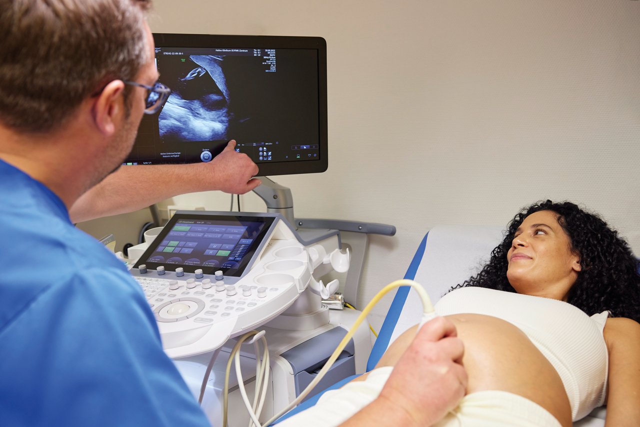 Schwangere wird per Ultraschall untersucht