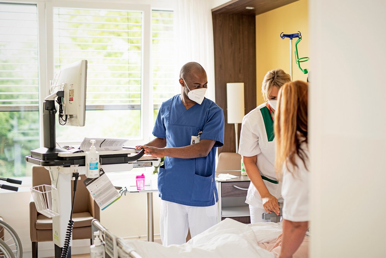 Arzt-im-Patientenzimmer-Bett