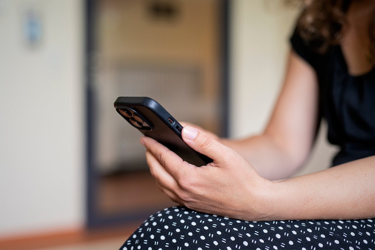 Junge Frau beim Surfen im Wartebereich des Helios Klinikum Krefeld