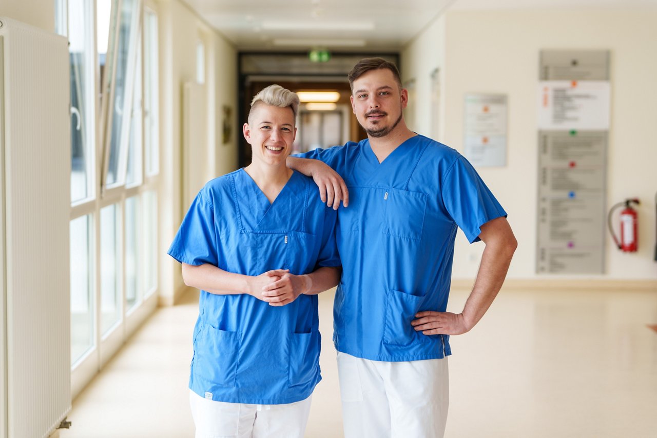 Teambild Pflege - Seite an Seite auf dem Krankenhausgang