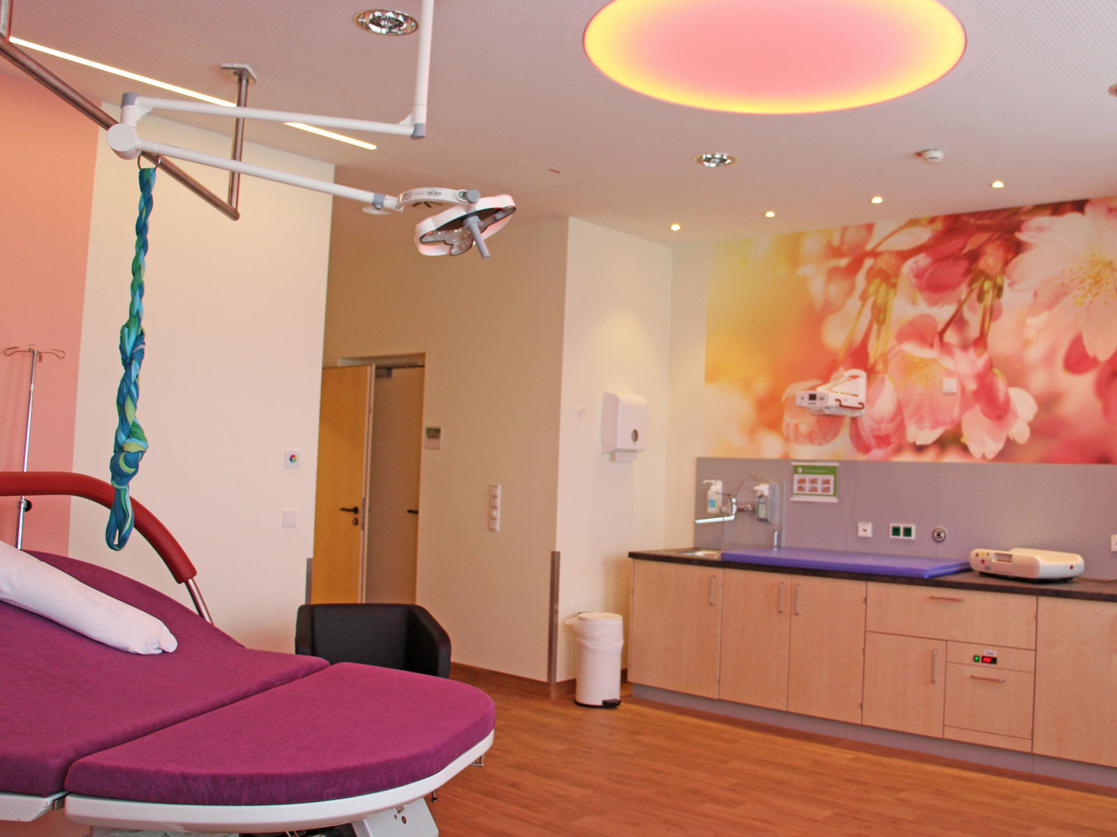 Kreißsaal im Helios Klinikum Pforzheim in der Farbe Rot