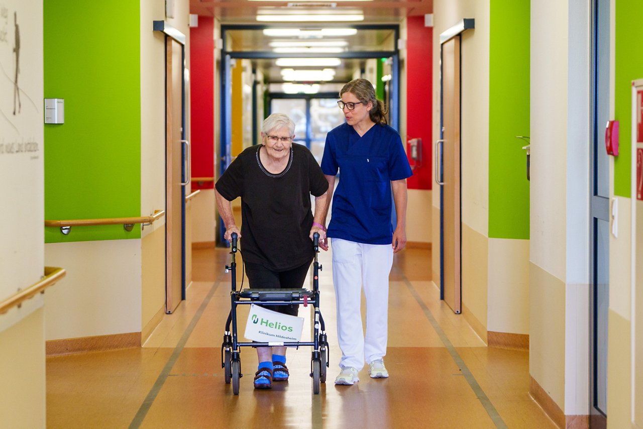 Gangschule mit der Physiotherapie auf dem Stationsflur
