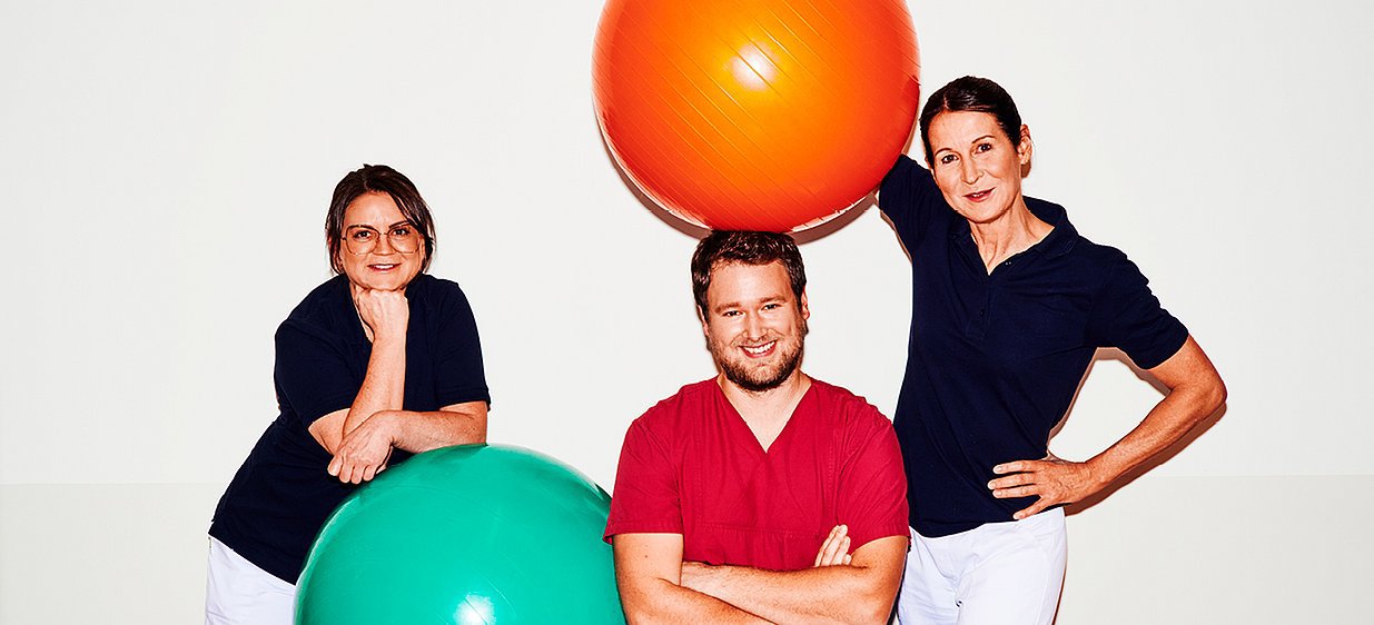 Physiotherapeuten mit Gymnastikbällen Helioe