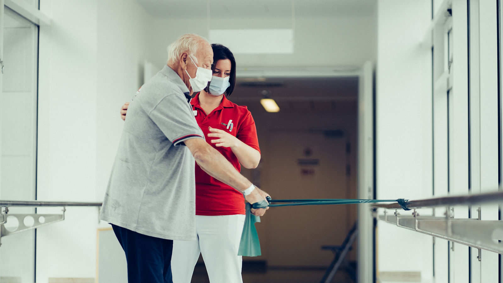 Physiotherapeutin mit Patient