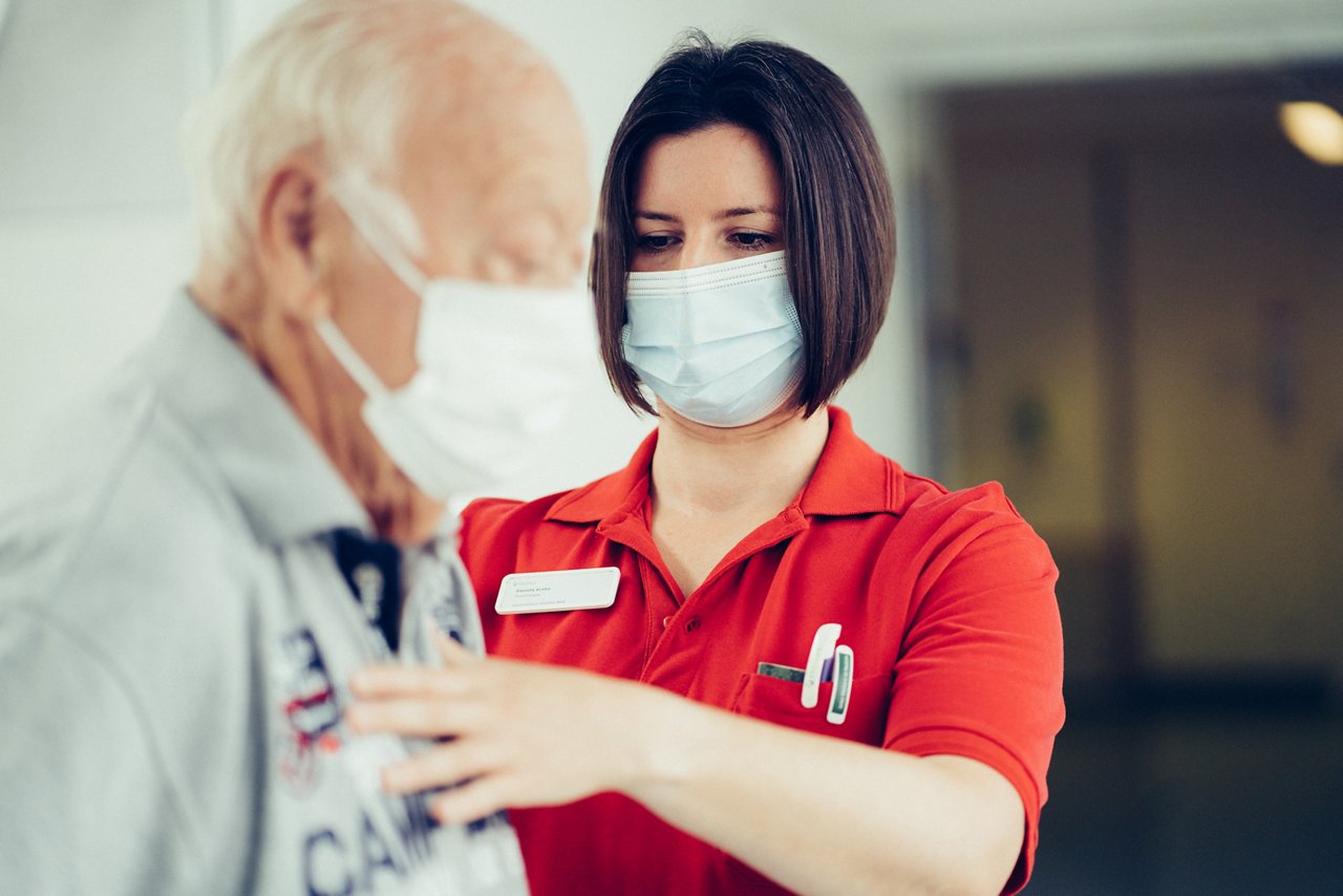 Physiotherapeutin prüft die Körperhaltung des Patienten