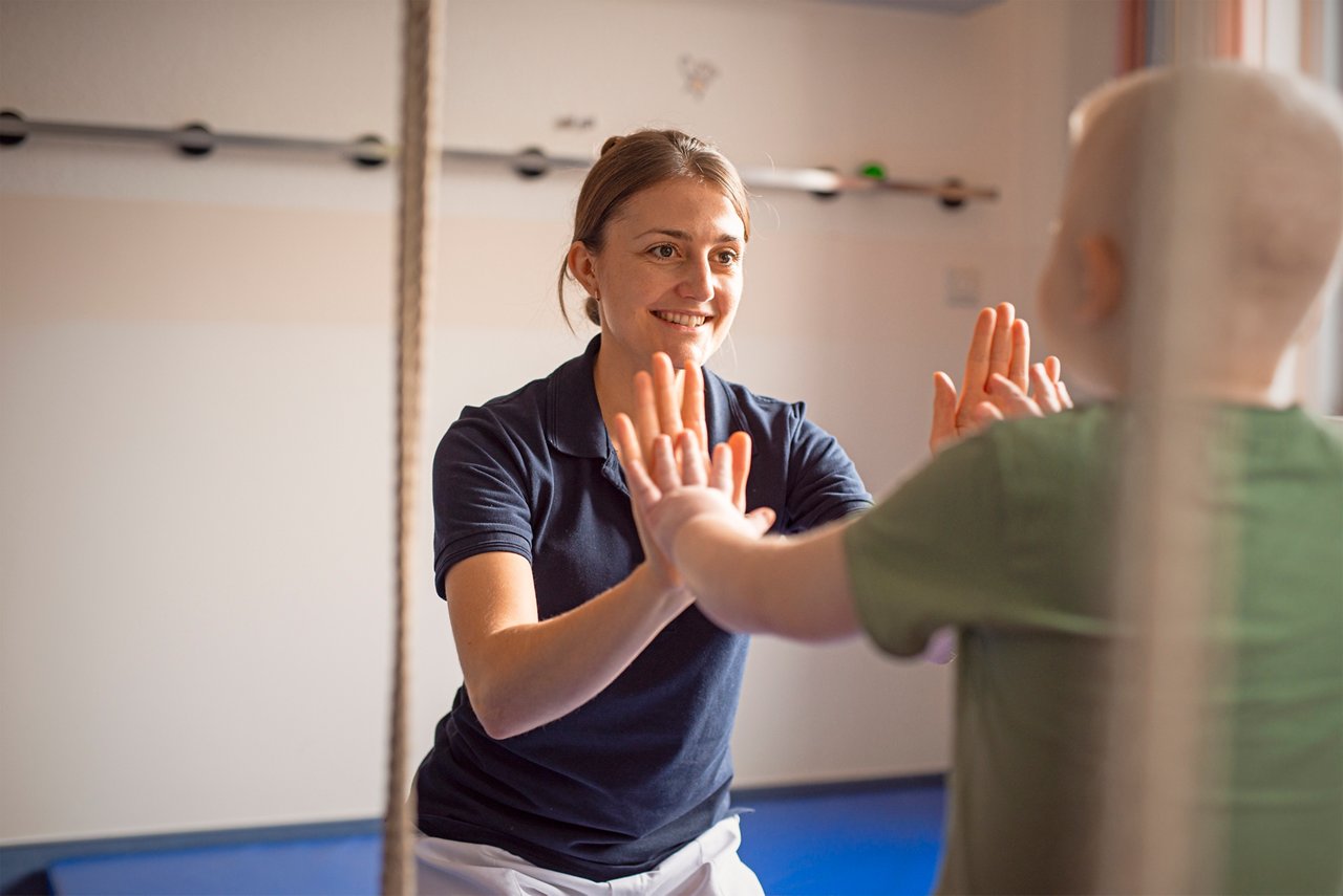 Physiotherapeutin mit Kind in Krefeld