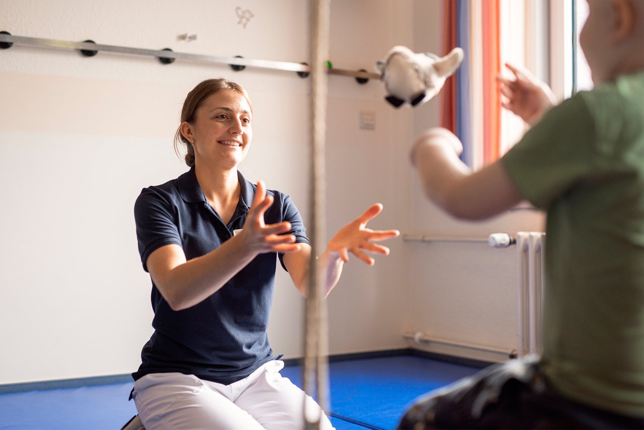 Physiotherapeutin mit Kind in Krefeld