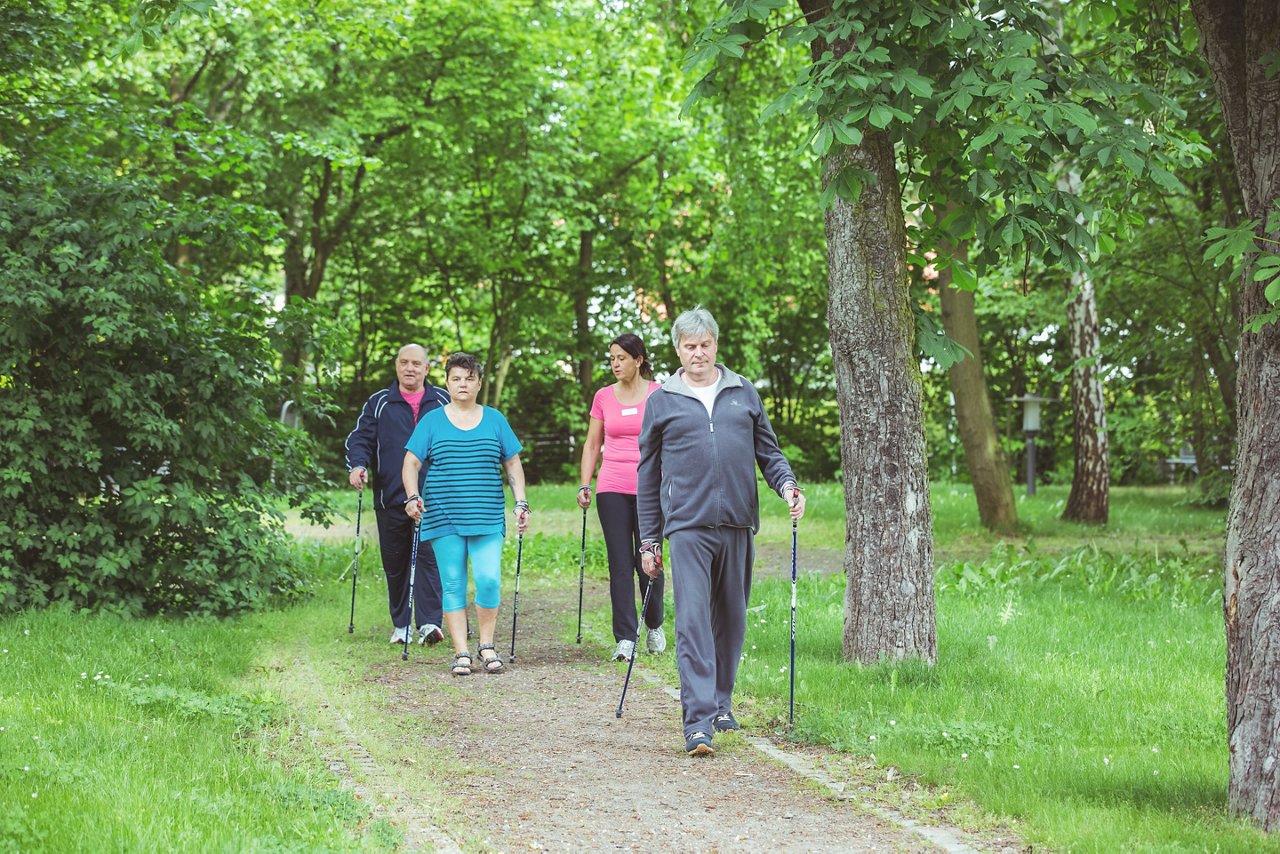 Nordic Walking einer Gruppe von Patient:innen in der Helios Klinik Bleicherode