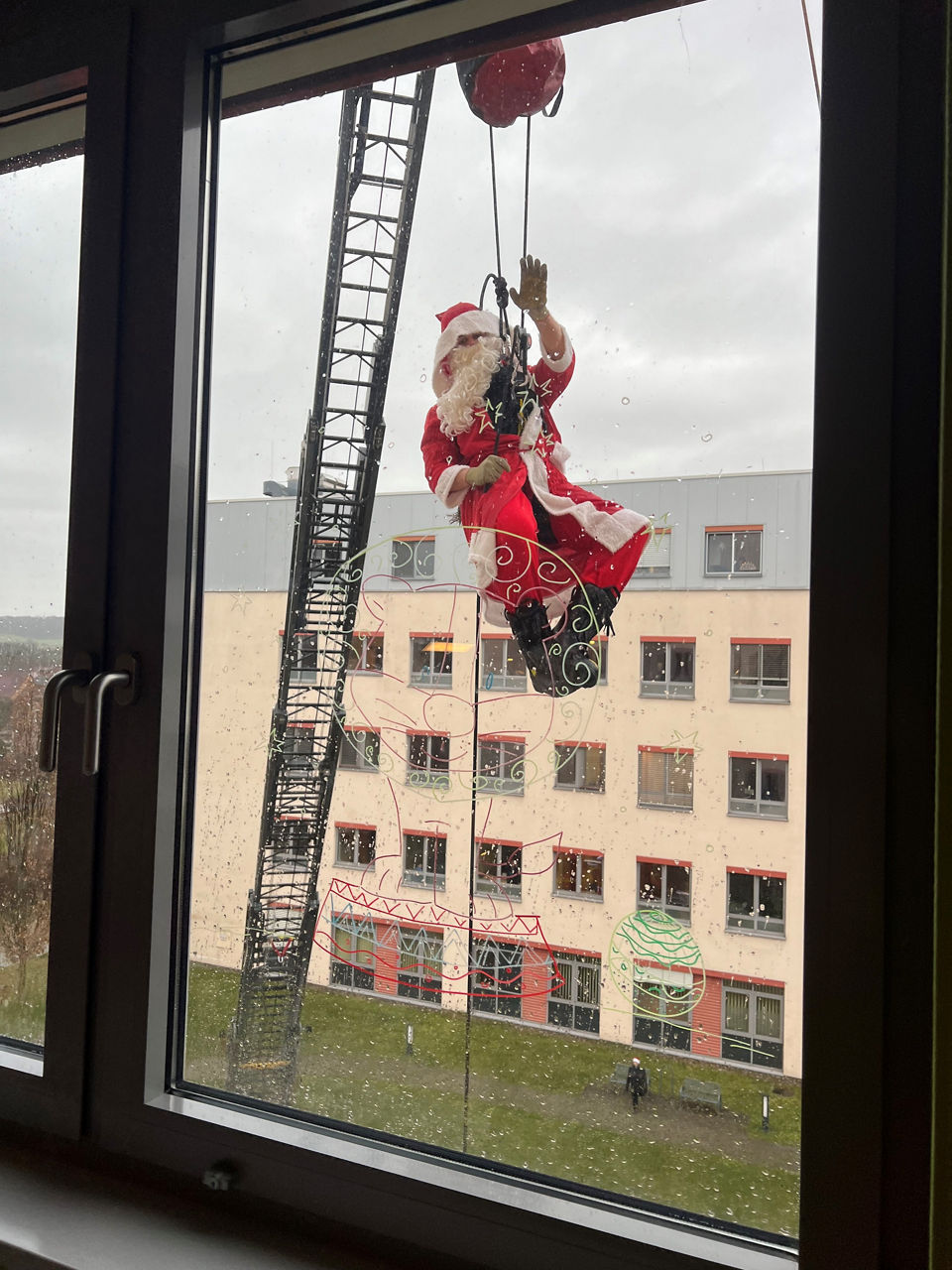 Fliegender Nikolaus am Helios Klinikum Pirna: Höhenretter Heidenau bringen Nikolausfreude auf Kinderstation