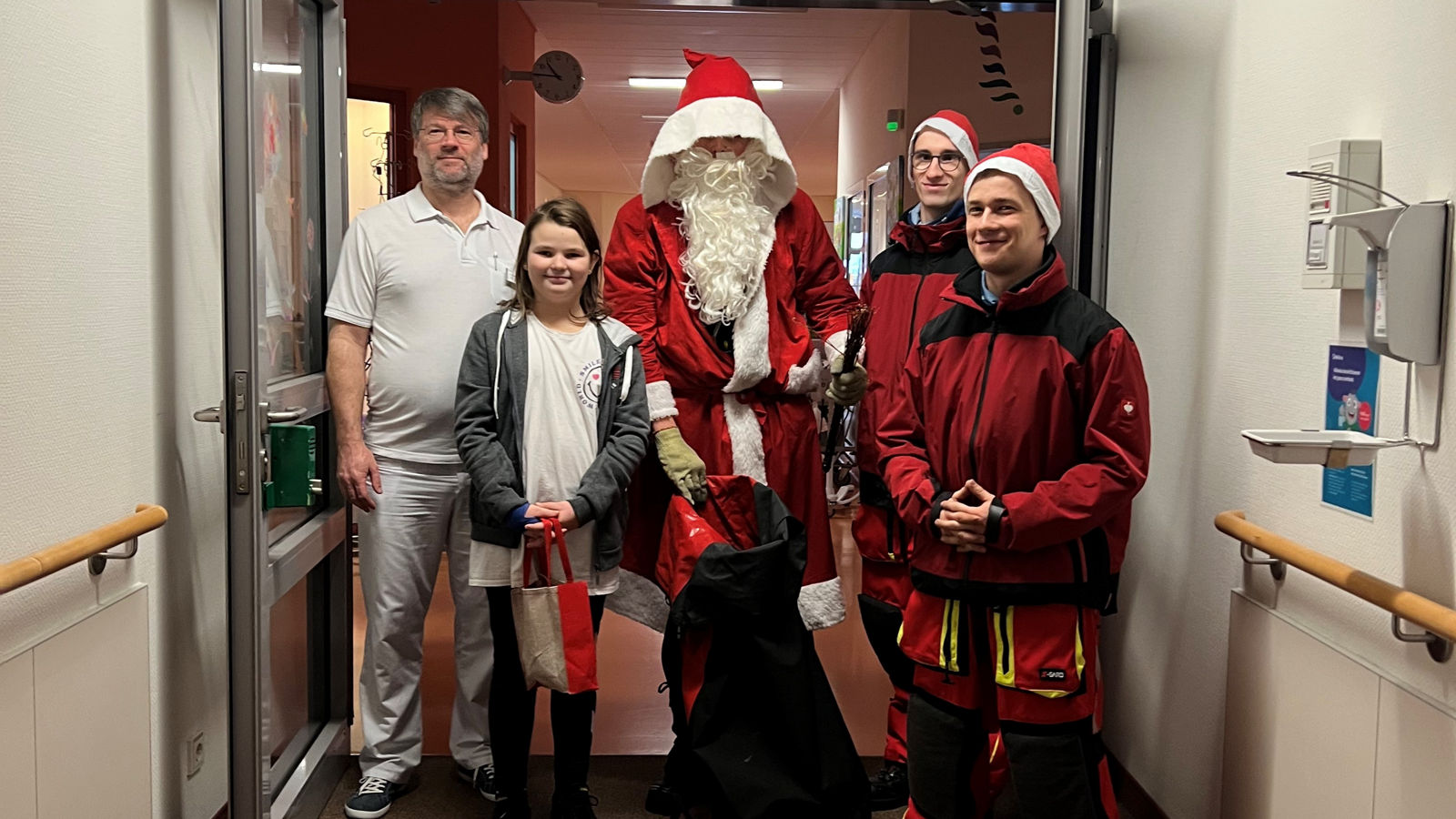 Fliegender Nikolaus besucht die Kinderstation