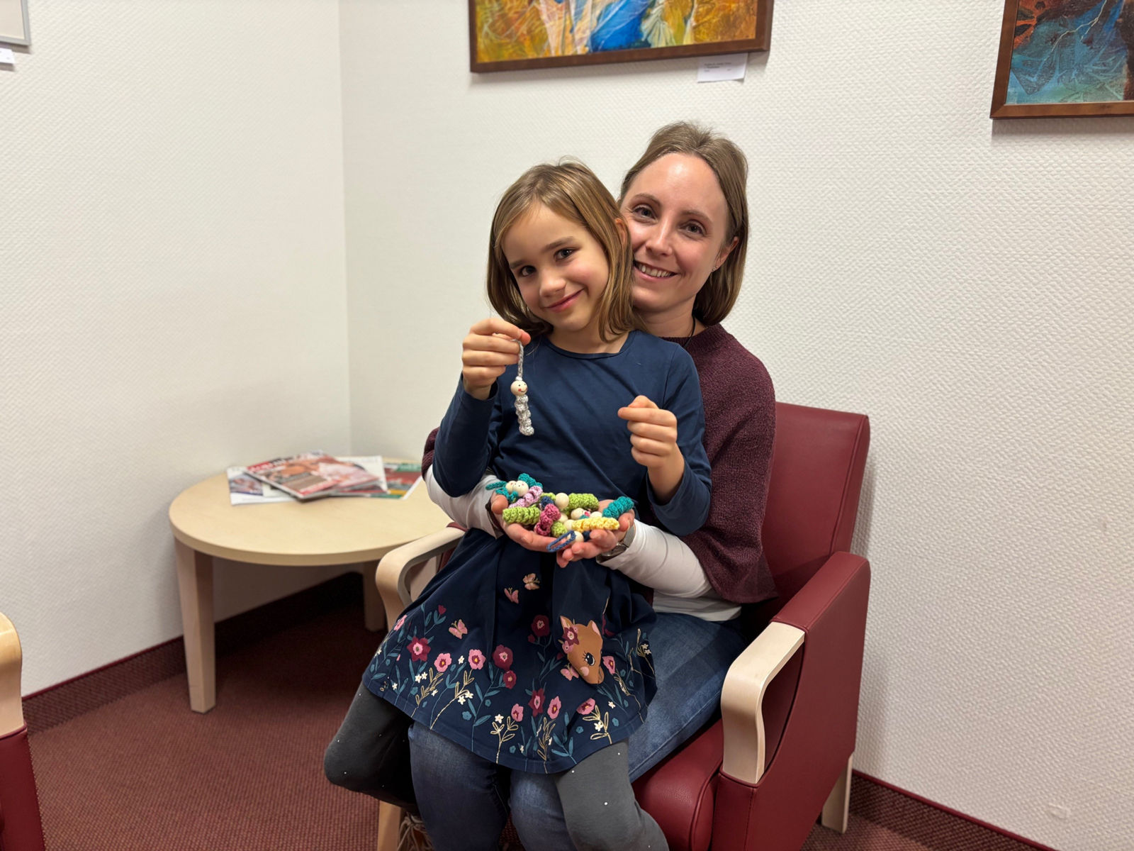 Von einem Mut-Würmchen inspiriert: Mutter häkelt 90 kleine Mutmacher für Kinderklinik