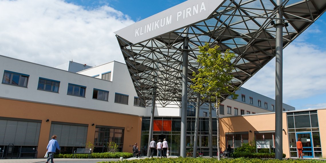 Helios Klinikum Pirna Eingang Außenansicht