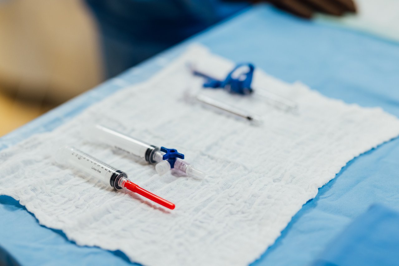 Durch eine minimal-invasive, innovative Technik können die Gelenkschmerzen gezielt behandelt werden.