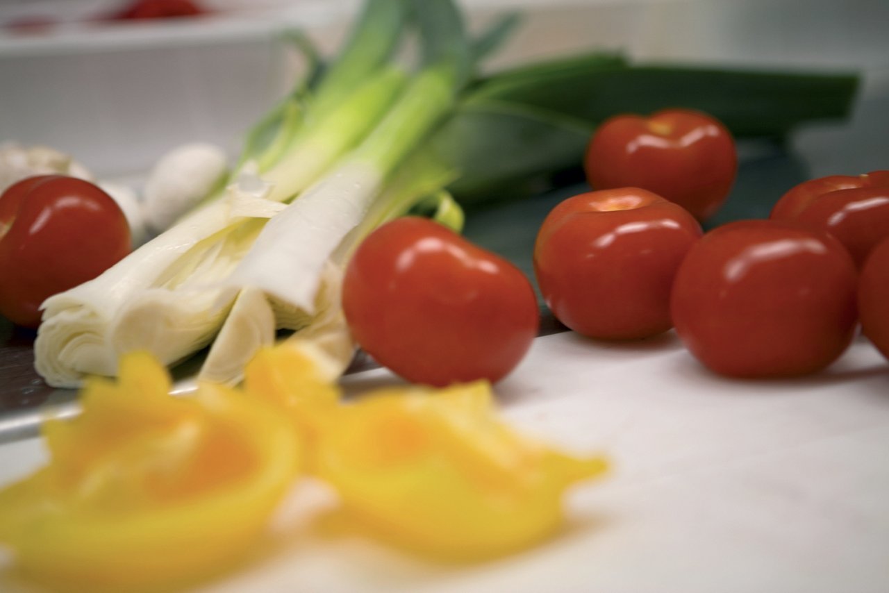 Gemüsesorten am Tresen der Cafeteria