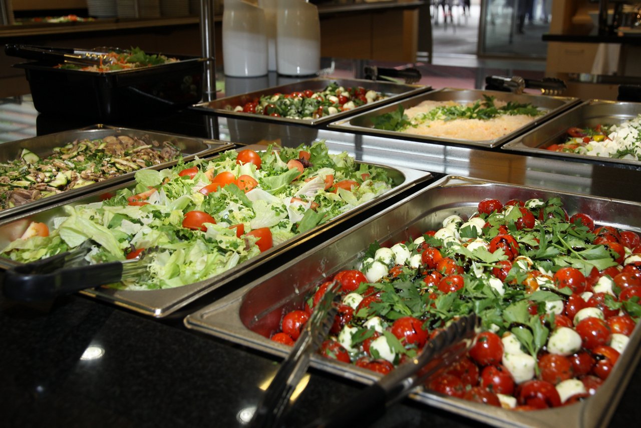 Salat und Gemüse in der Cafeteria