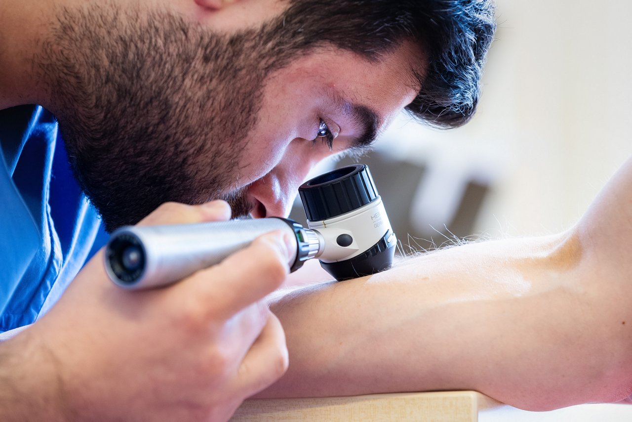 Untersuchung mit dem Dermatoskop