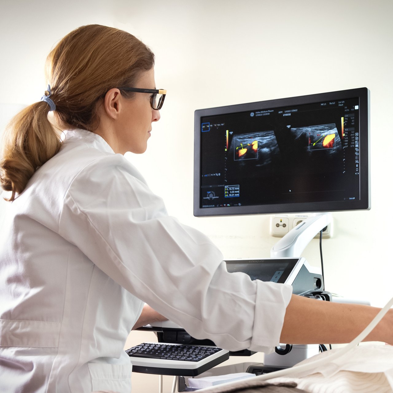 Ärztin führt Untersuchung mit Ultraschallgerät durch