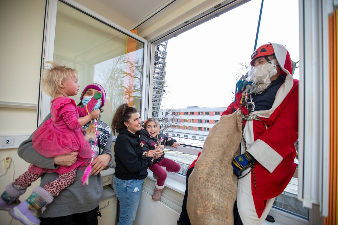 Feuerwehr-Nikolaus seilt sich am Helios-Klinikum ab