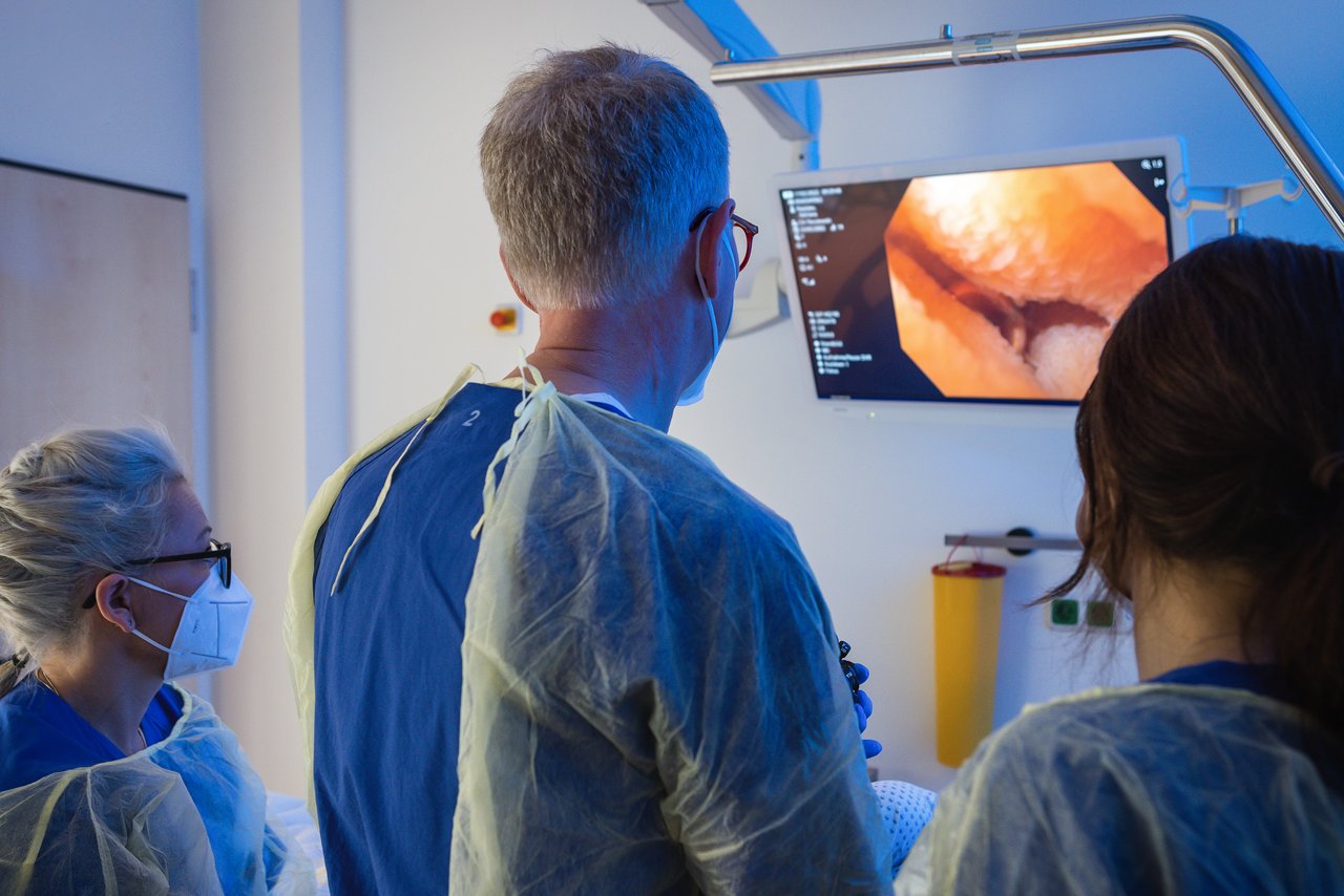 CA Parulewski und Personal schauen auf Bildschirm von Endoskopie