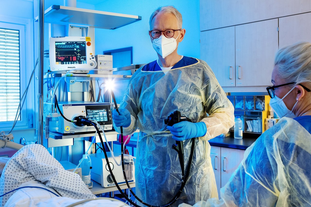 CA Parulewski zeigt Gerät für Endoskopie, Patient liegend