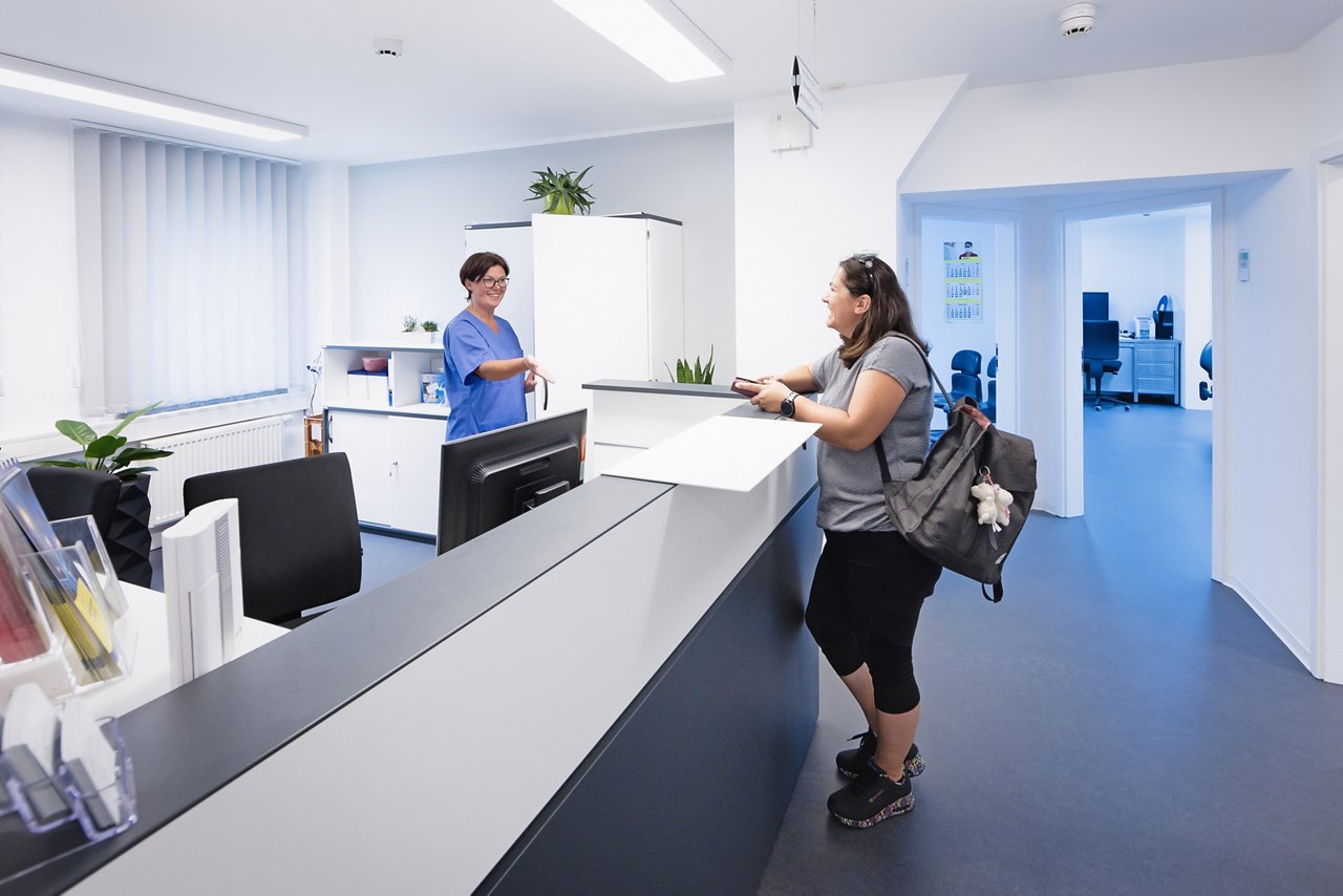 Anmeldungs- und Empfangsbereich mit Patientin