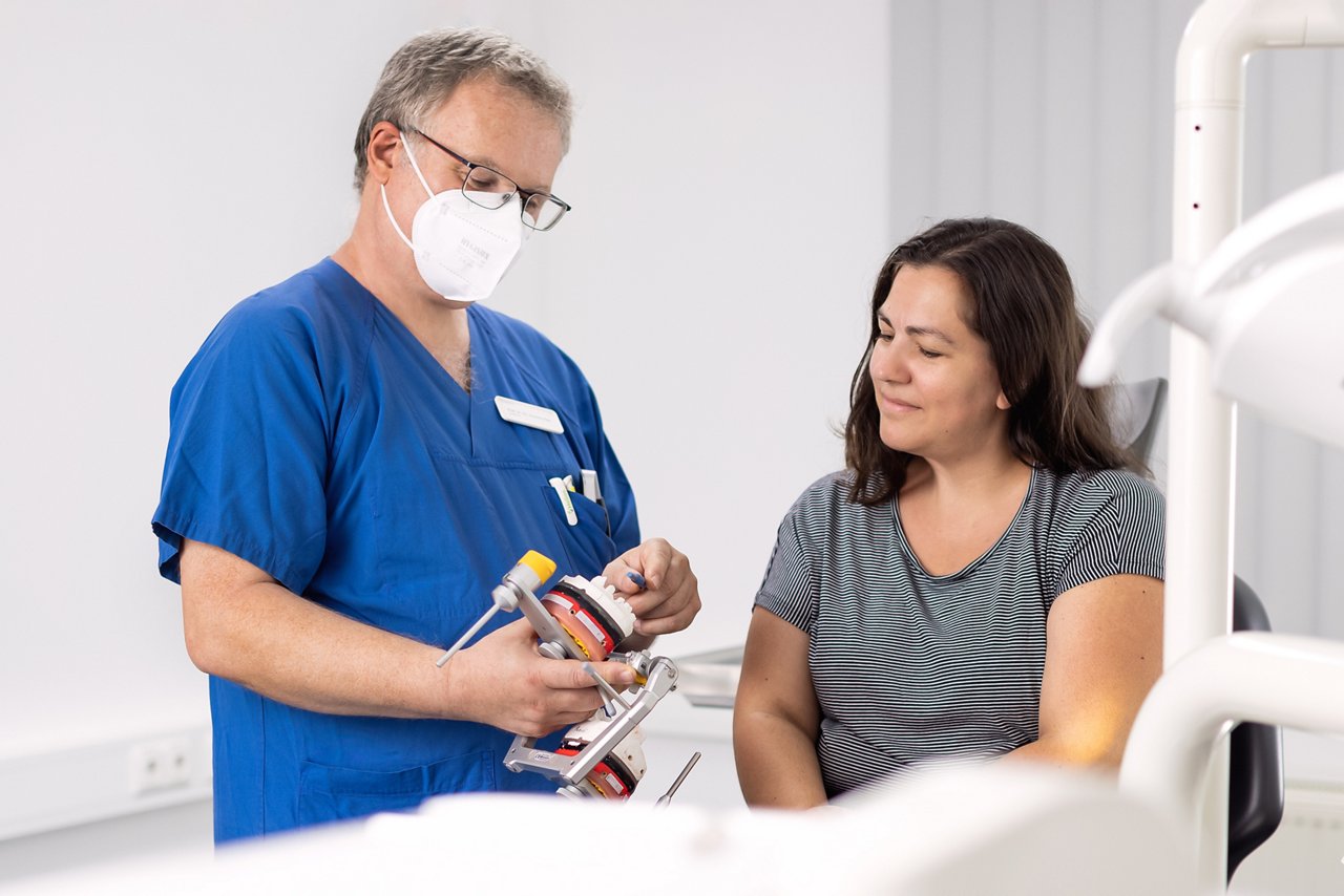 Arzt erklärt Patientin