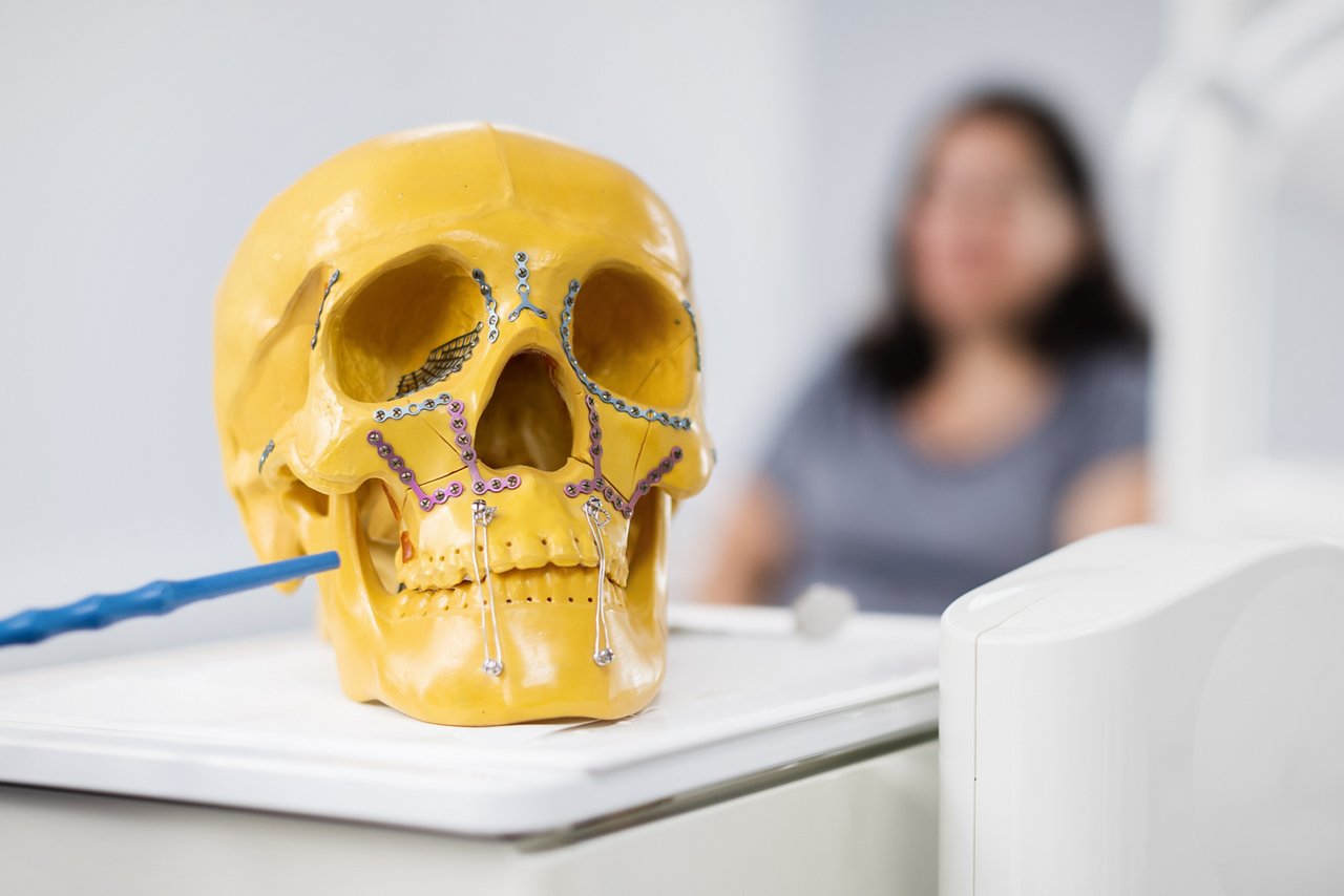 Gelbes Gesichsmodell der MKG