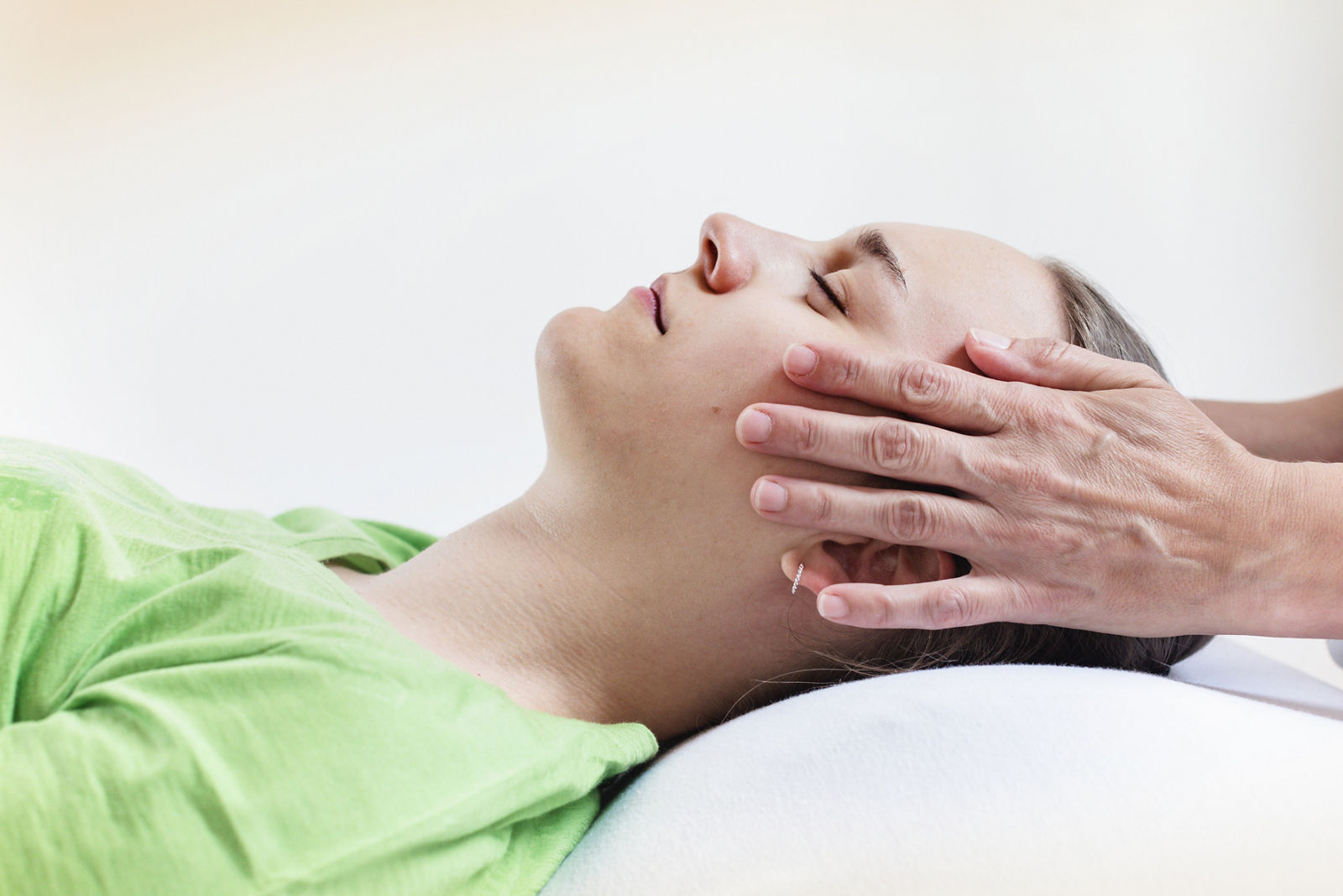 Patient bei physiotherapeutischer Entspannungsübung