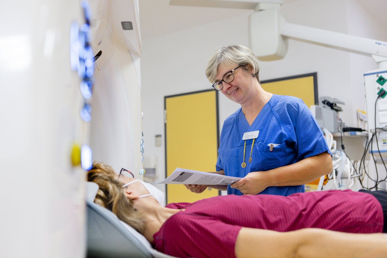 Patientengespräch neben Liege